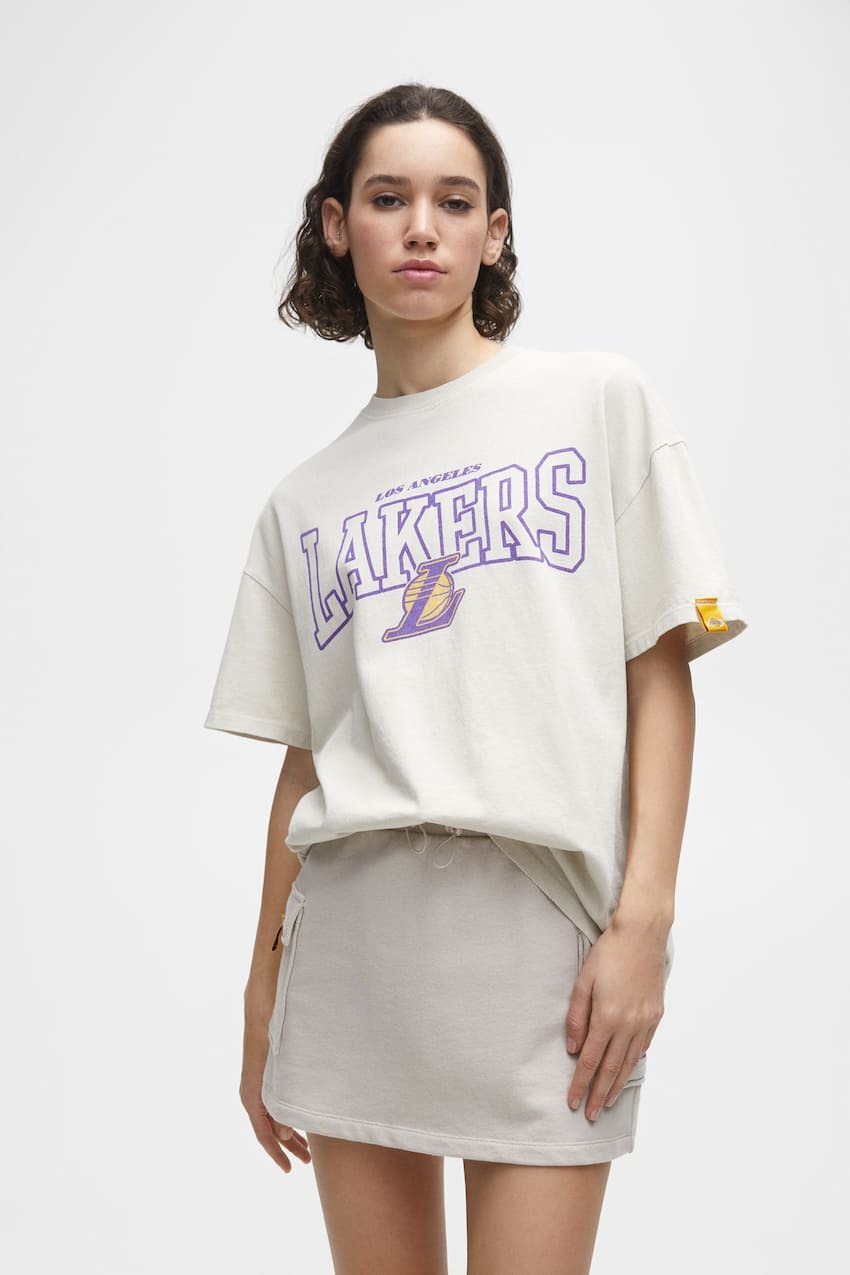 

Футболка НБА Лос-Анджелес Лейкерс Pull&Bear, песочный