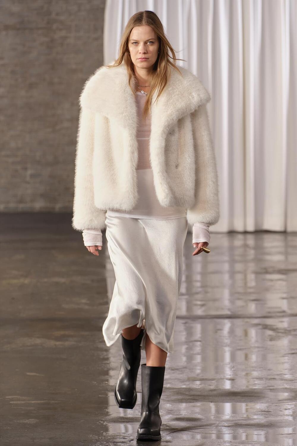 

Короткая куртка из искусственного меха ZARA, экрю