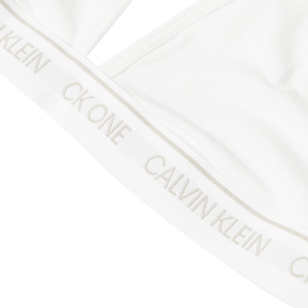 

Бюстгальтер с треугольными чашечками без подкладки Calvin Klein