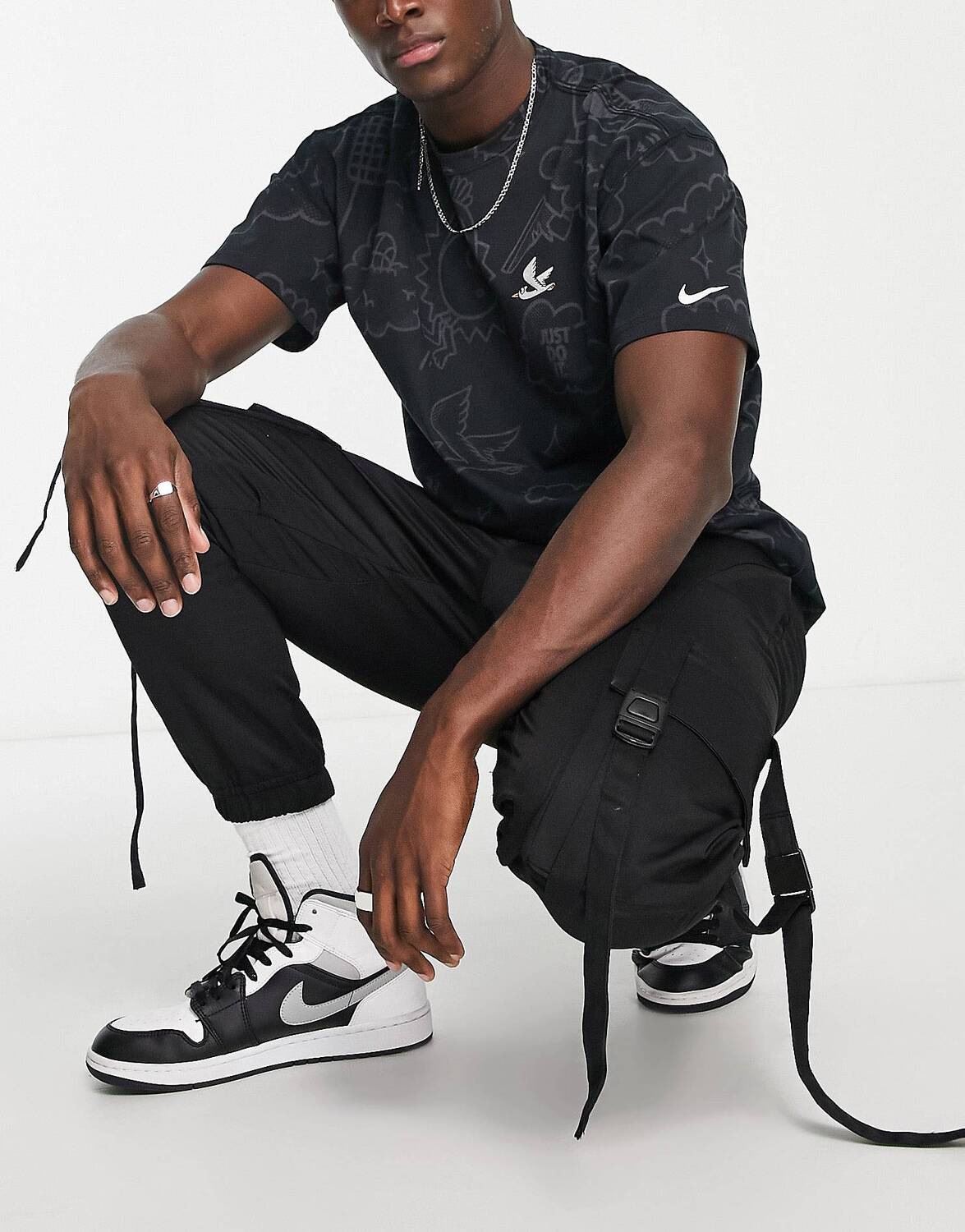 

Черная футболка с принтом Nike Basketball