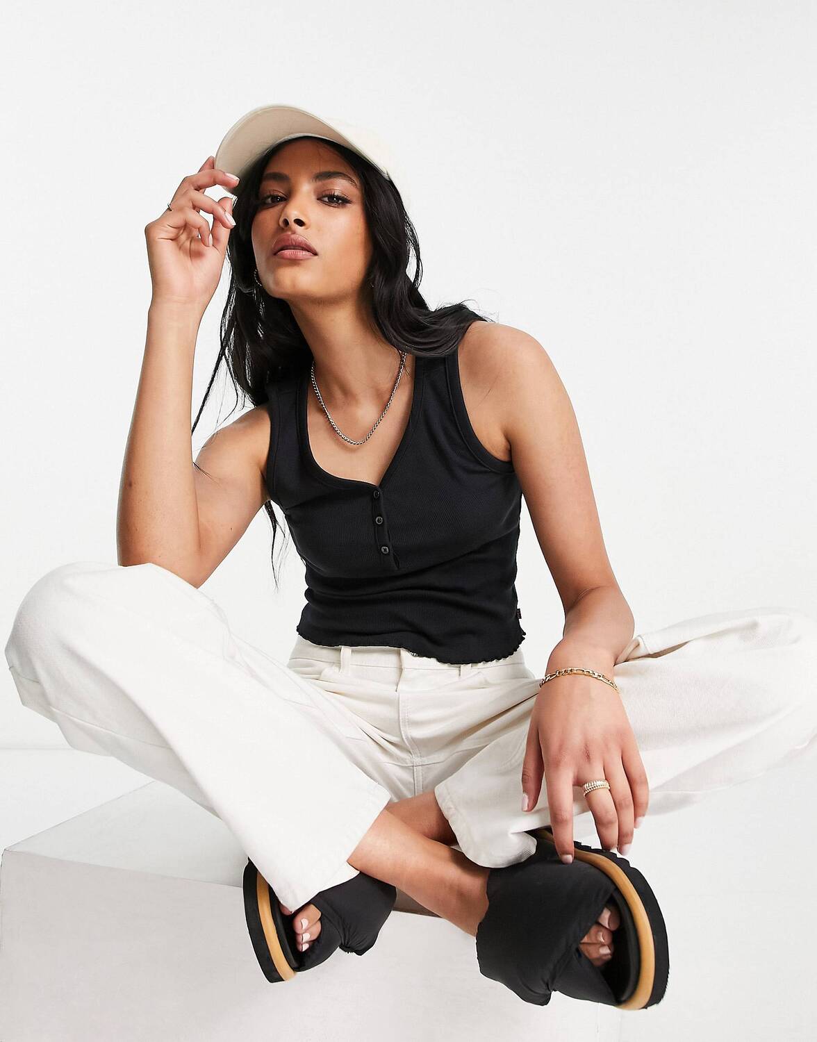 

Черная окантовка Levi's Spice Tank