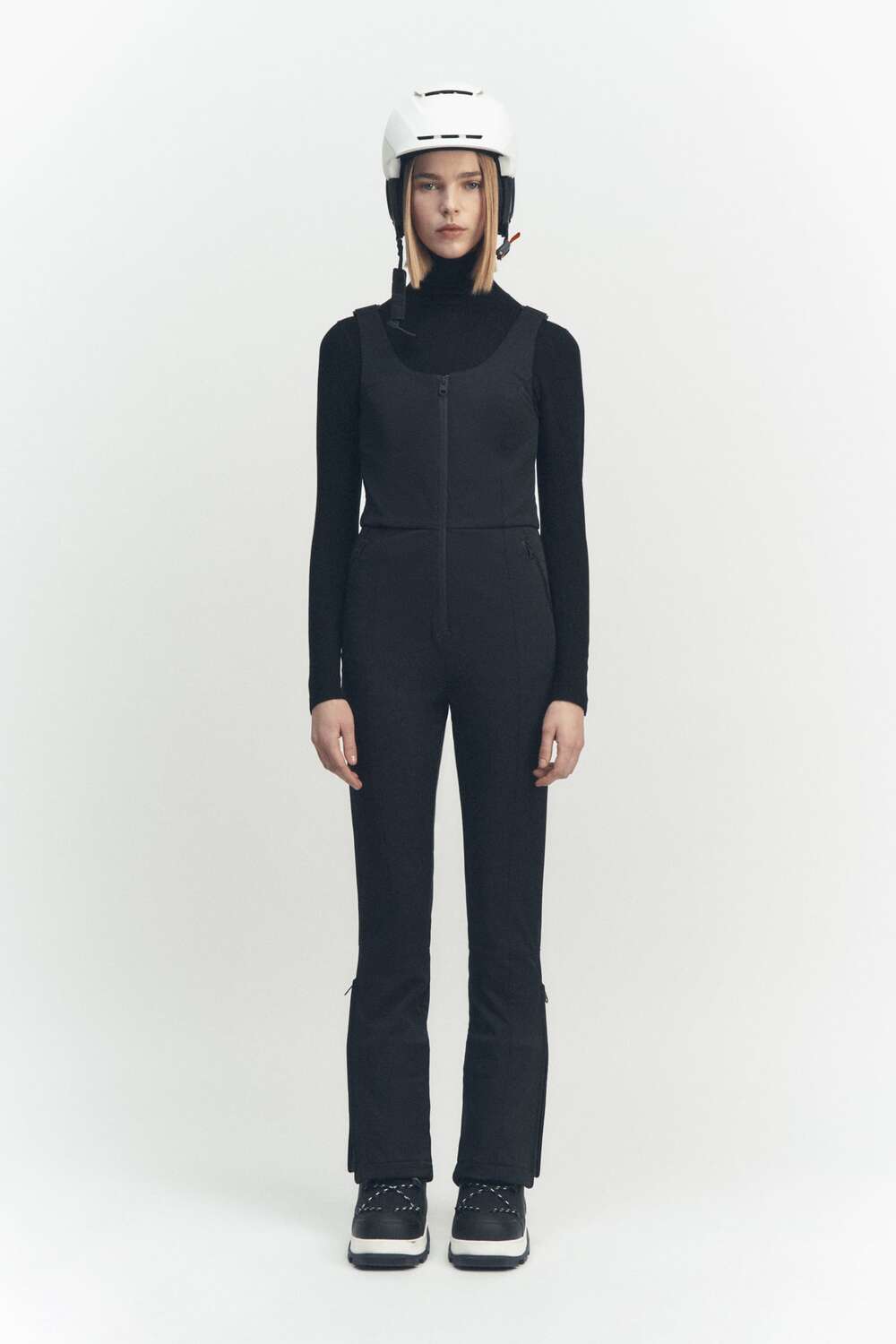 

Коллекция ветро- и водонепроницаемых лыжных комбинезонов ZARA, черный