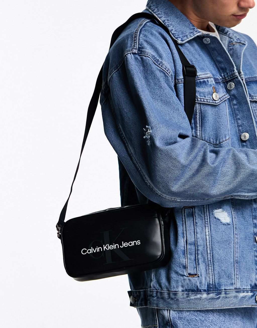 

Черная сумка для фотоаппарата с монограммой Calvin Klein Jeans