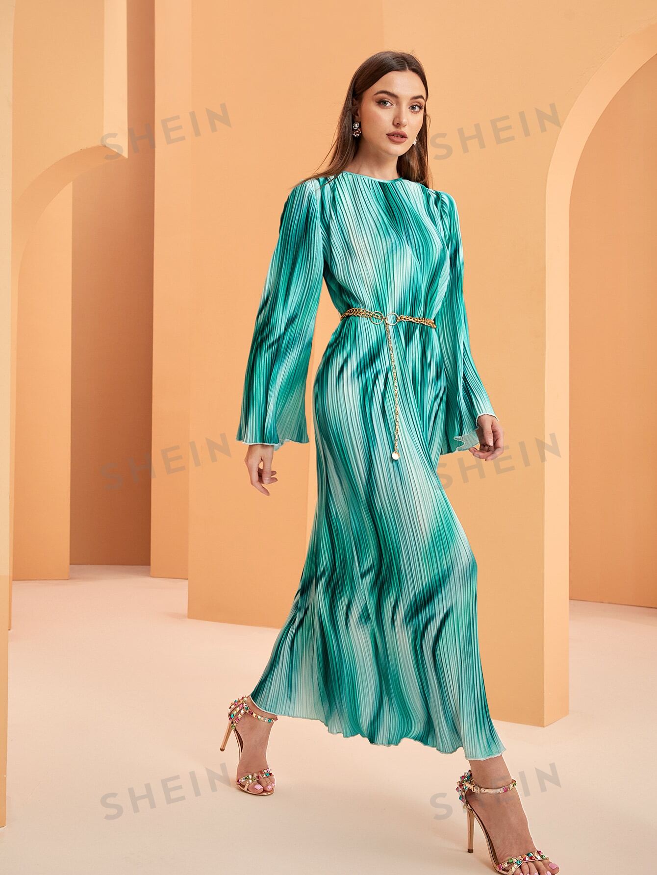 плиссированное платье с завязывающимся поясом кремовый xl SHEIN Модельное плиссированное платье с металлизированным поясом и рюшами на рукавах тай-дай, зеленый