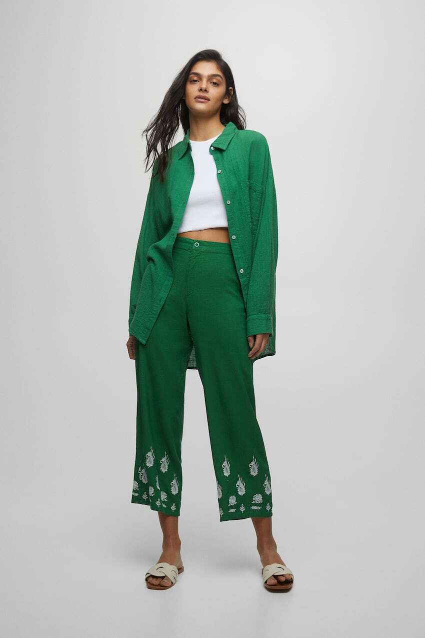 

Деревенские брюки с вышивкой Pull&Bear, зеленый