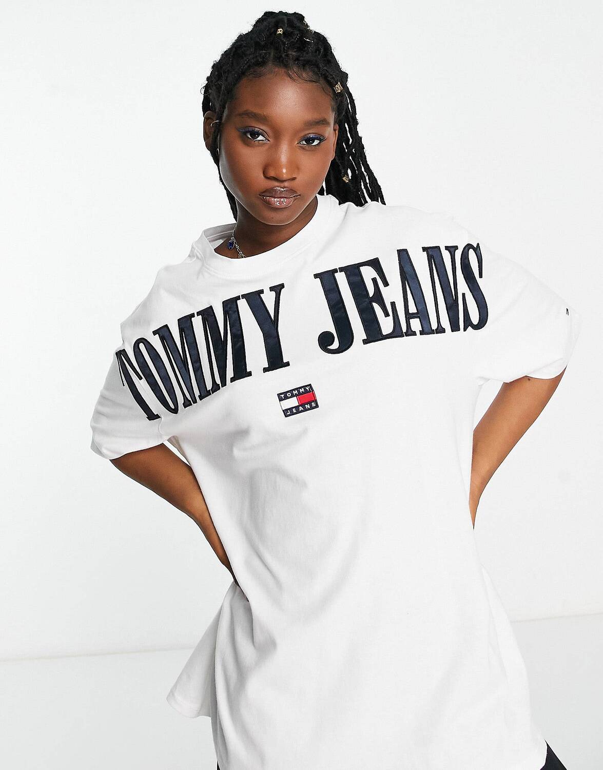 

Белая футболка оверсайз с логотипом Tommy Jeans