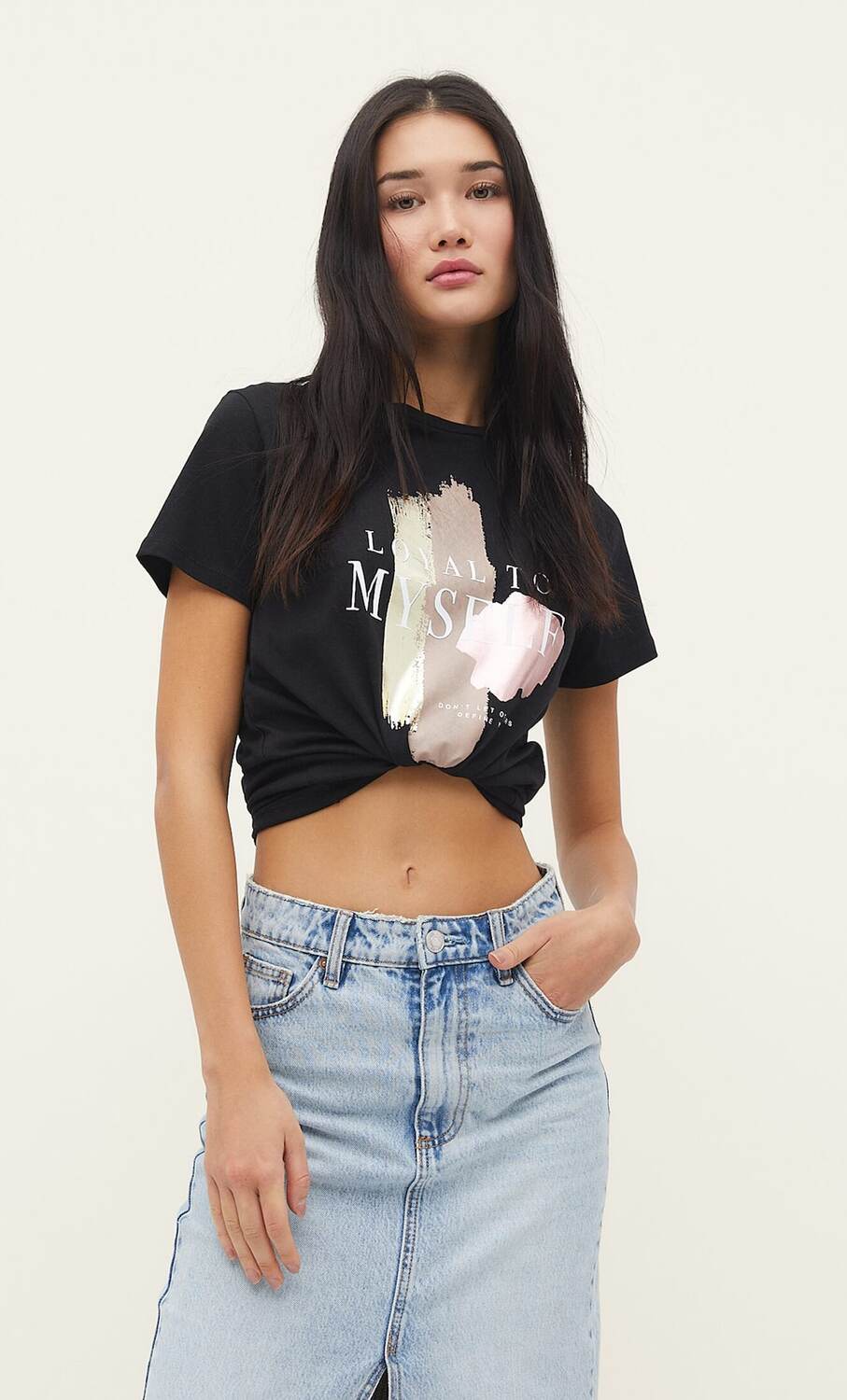 

Футболка с принтом фольгой Stradivarius, черный
