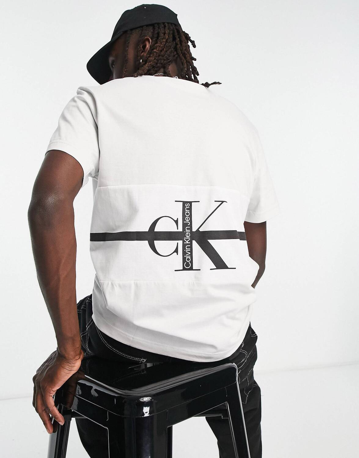 

Светло-серая футболка с контрастными полосками и логотипом на спине Calvin Klein Jeans