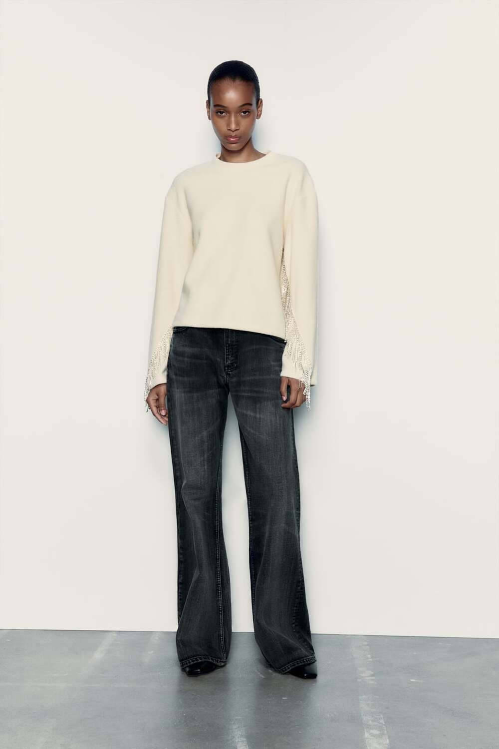 

Мягкий свитшот со стразами ZARA, экрю