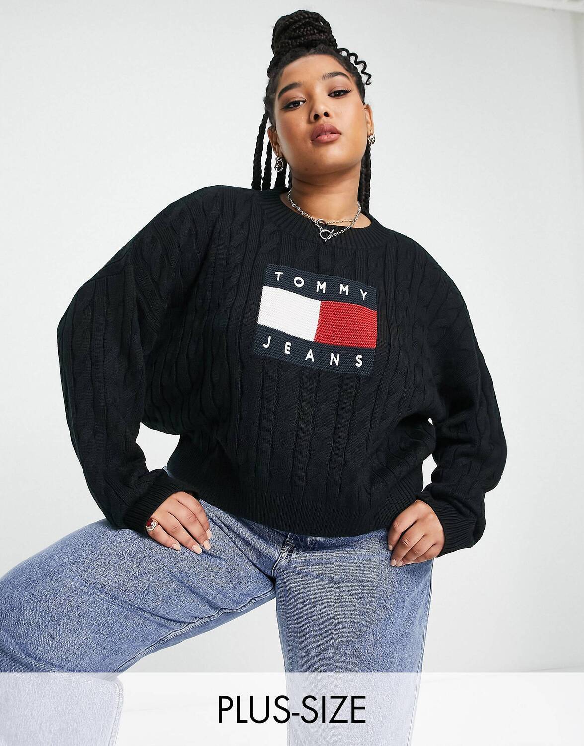 

Черный свитер свободного кроя с флагом по центру Tommy Jeans Plus