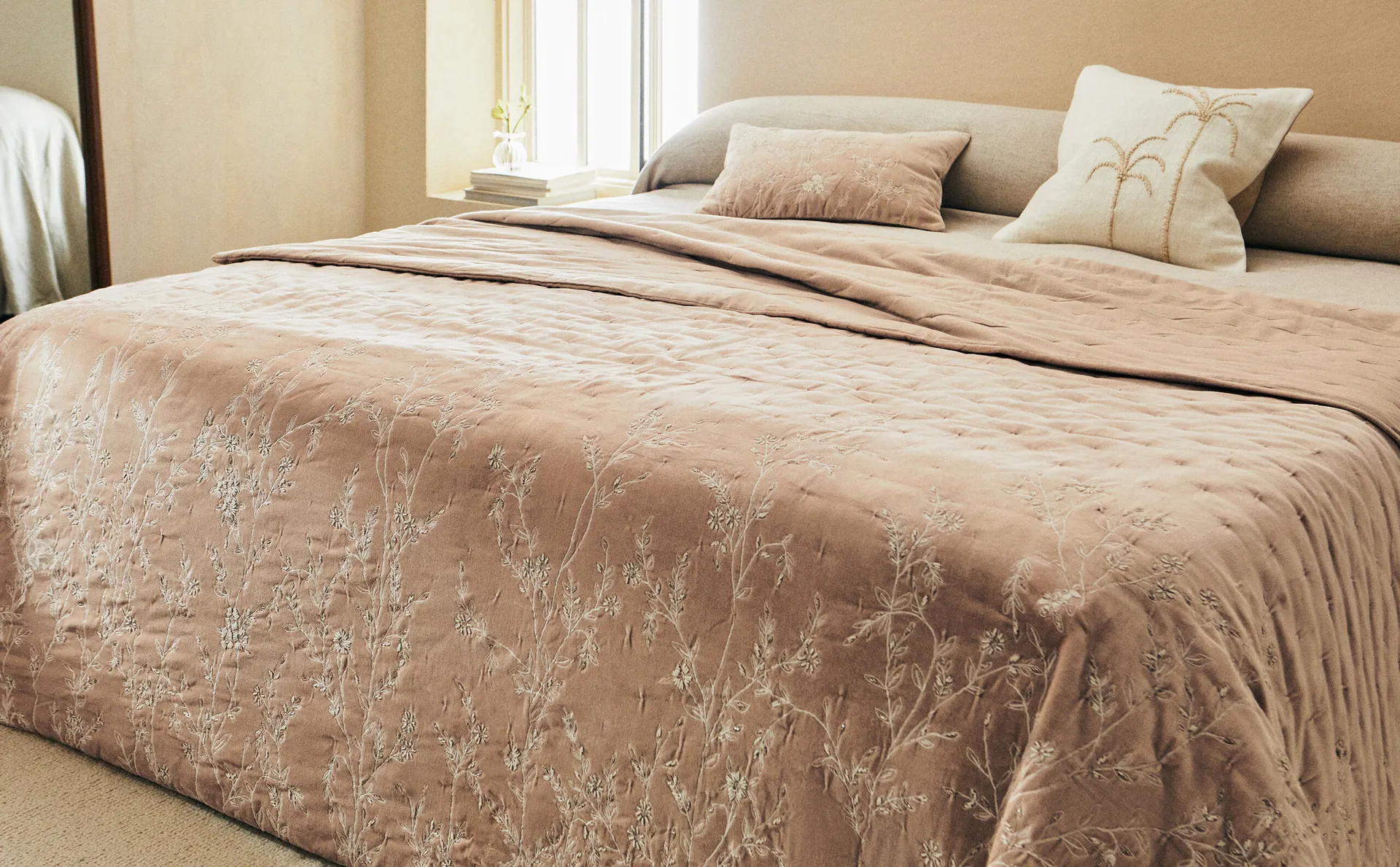 

Одеяло с цветочной вышивкой Zara Home, розовый
