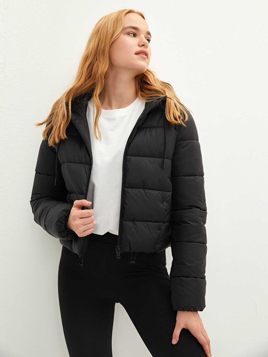 

Женский пуховик с капюшоном и карманом LCW Casual, Черный