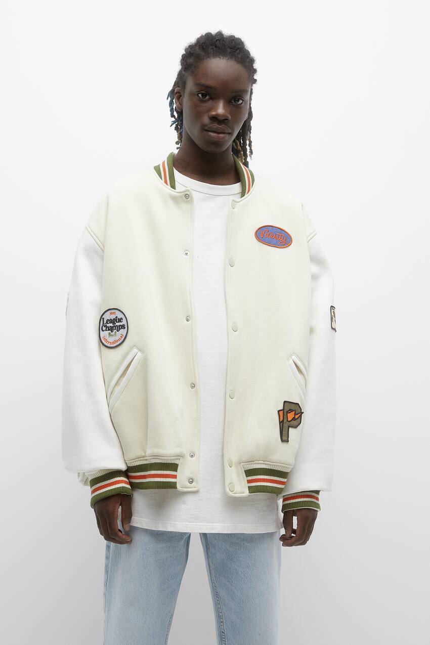 

Белый бомбер с нашивками Pull&Bear, кремовый