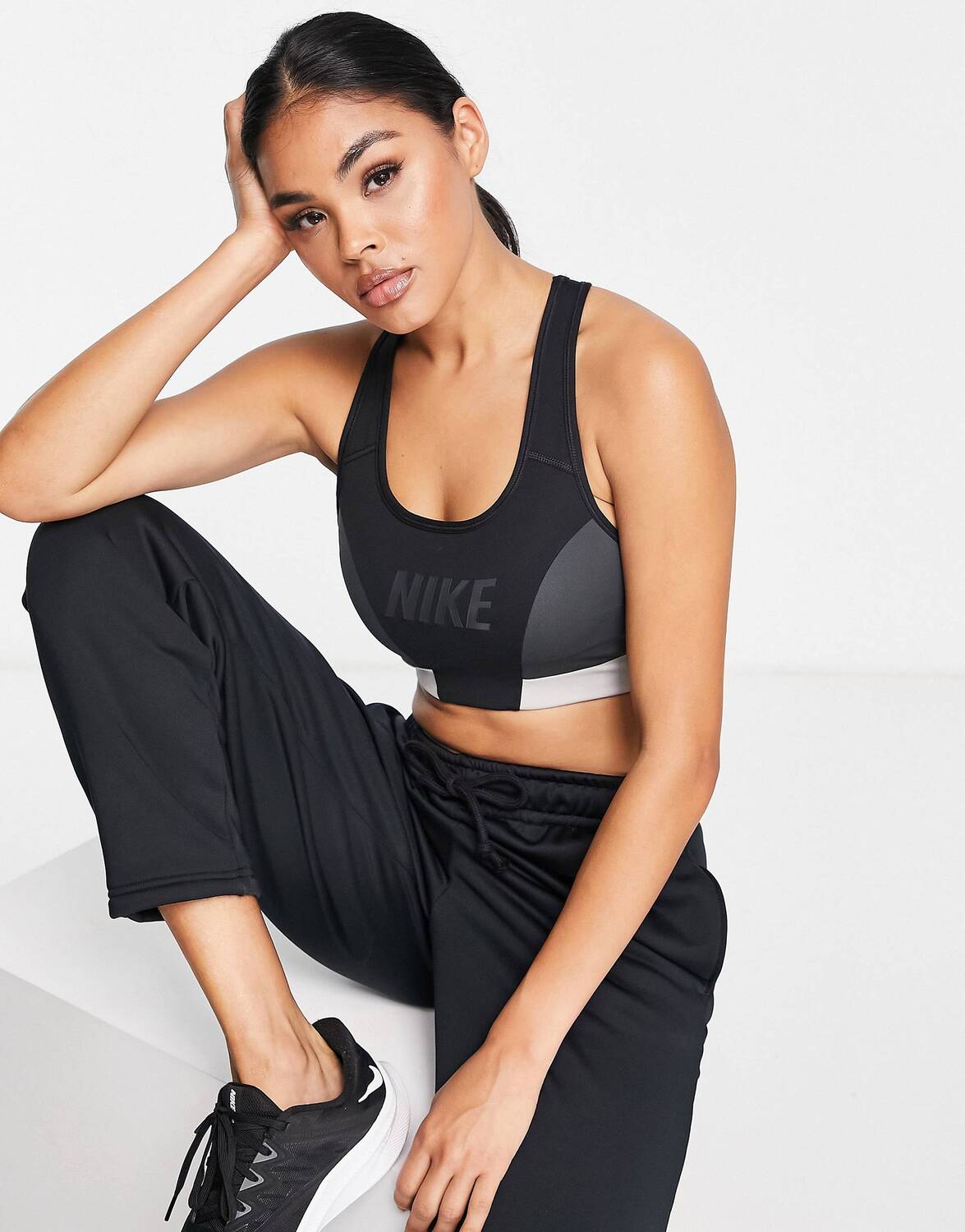 

Черный спортивный бюстгальтер со средней поддержкой и логотипом Nike Training One с цветными блоками