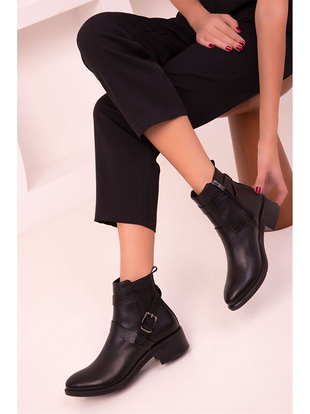 Женские кожаные ботинки на молнии с пряжкой Soho Exclusive