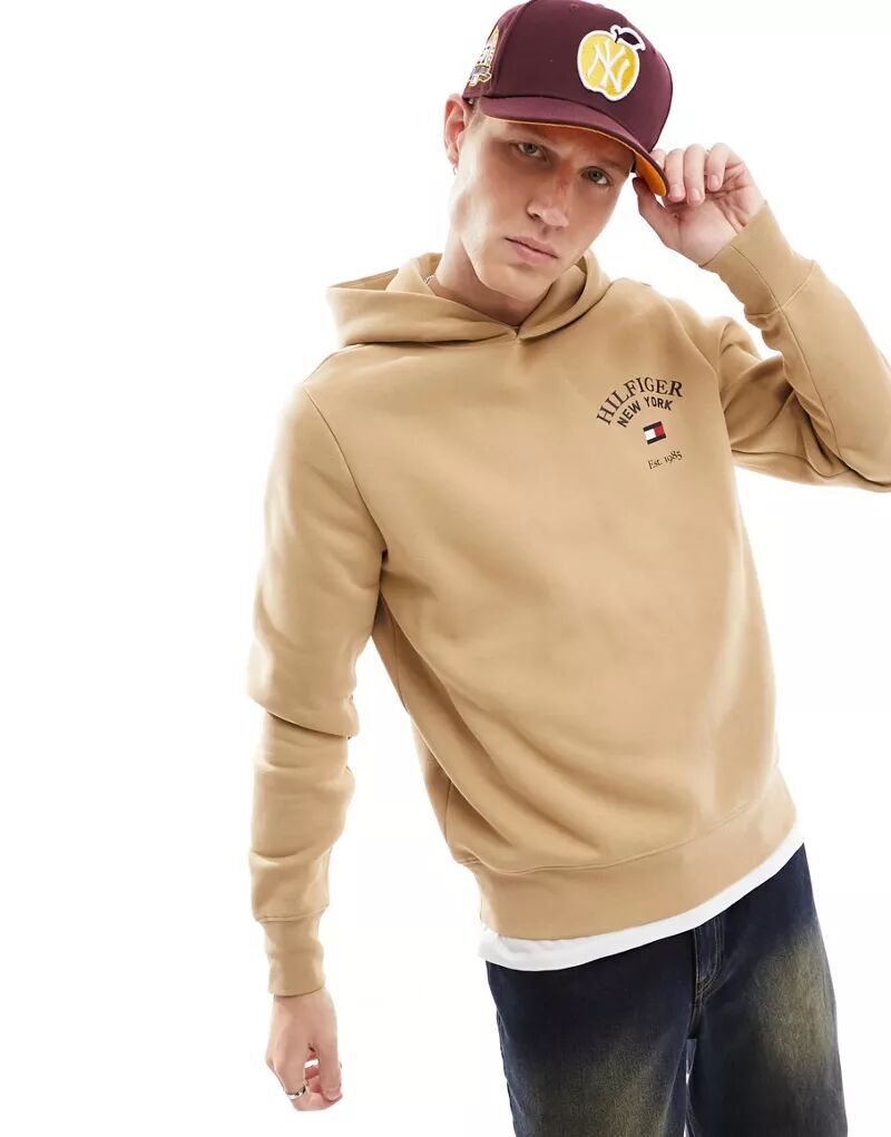 

Университетская толстовка цвета хаки с изогнутым логотипом Tommy Hilfiger