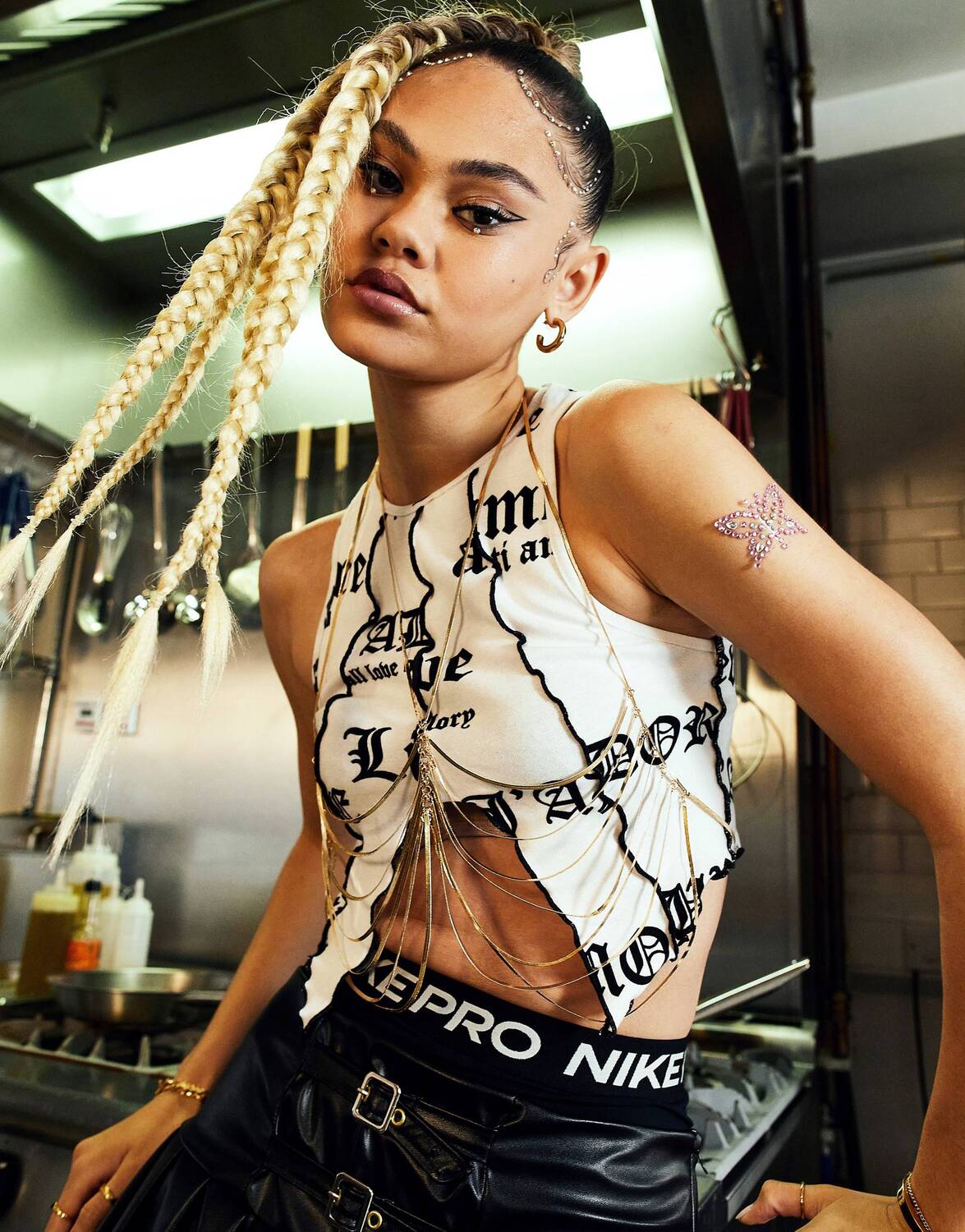 

Монохромная майка с графическим вырезом ASOS DESIGN