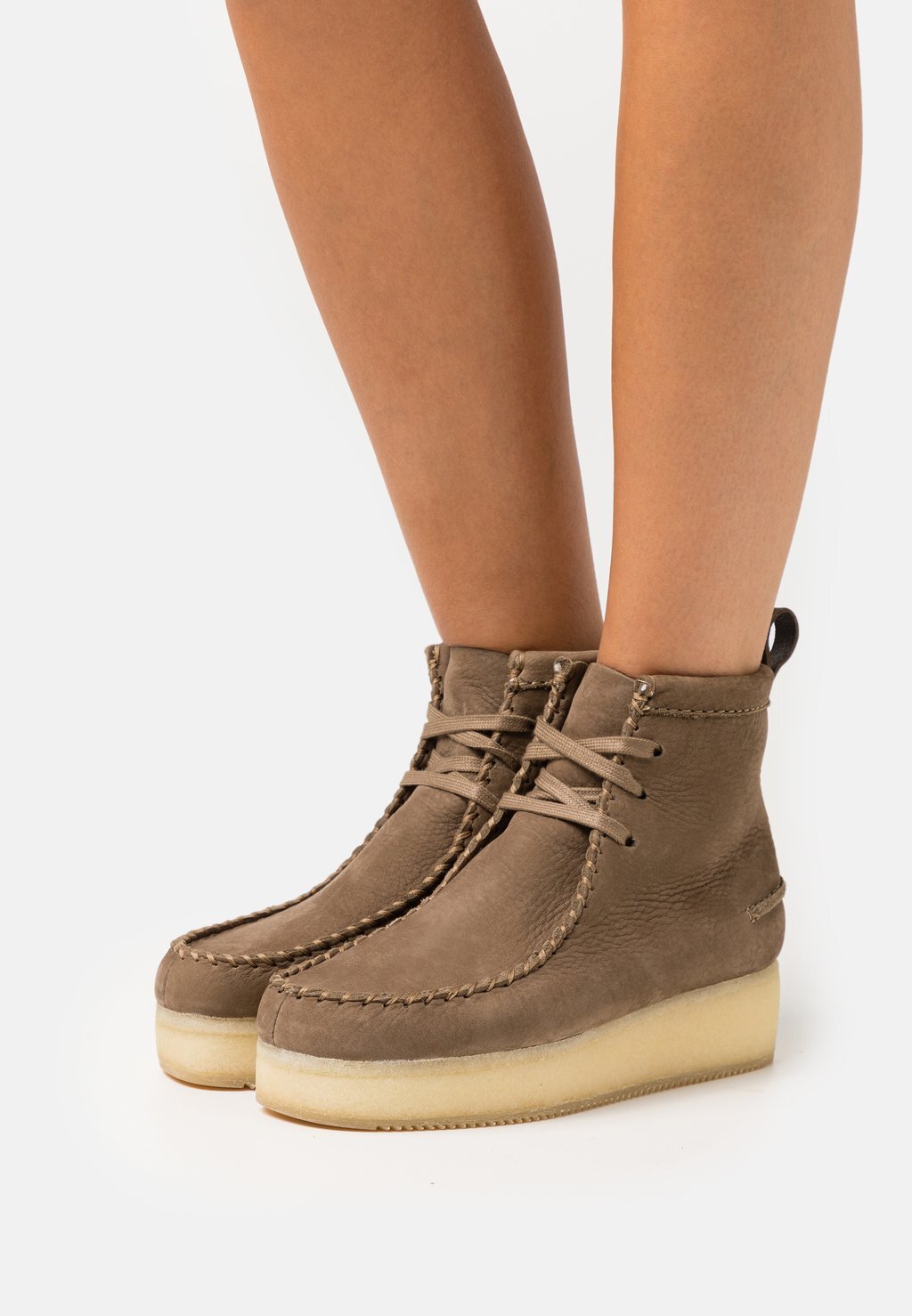 

Ботильоны на шнуровке Clarks Originals, светло-коричневый