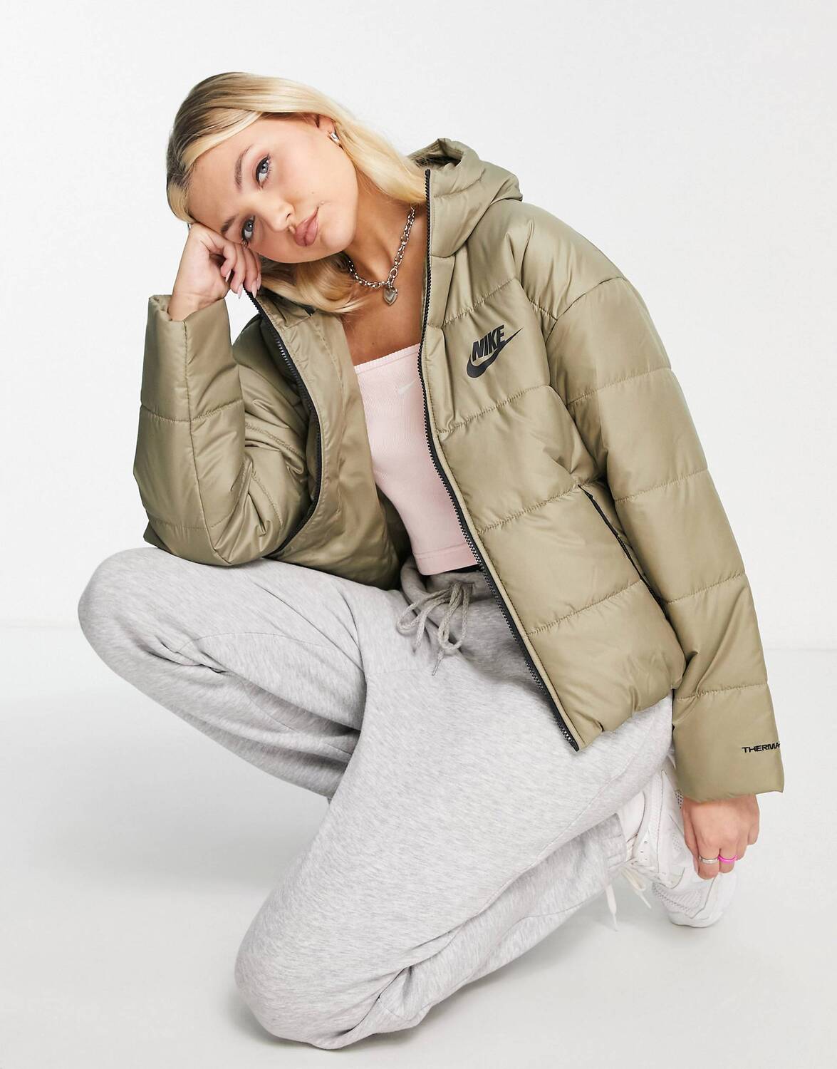 

Классическая стеганая куртка Nike с капюшоном матового оливкового цвета, Зеленый