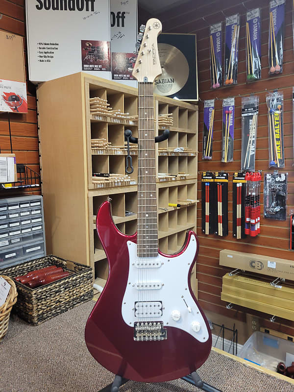 

Yamaha Pacifica красный металлик HSS PAC012 PAC012 Pacifica HSS with Rosewood Fretboard