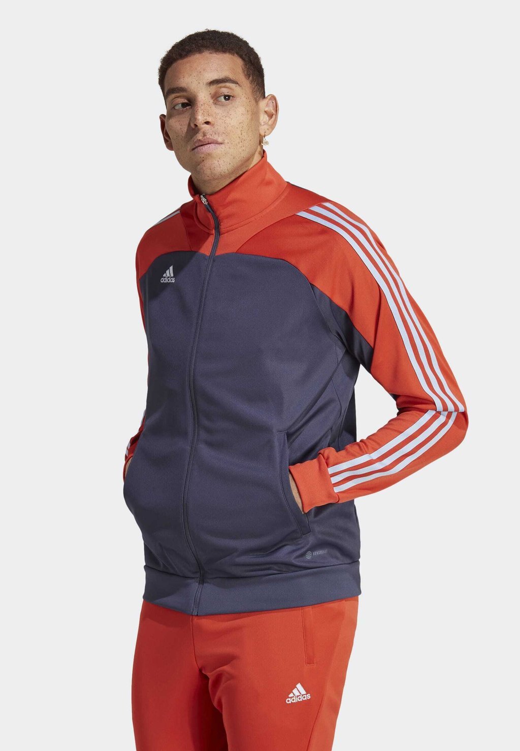 

Куртка спортивная Adidas