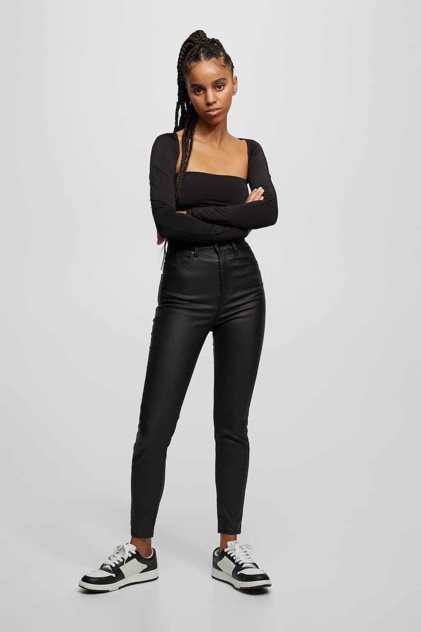 

Брюки с покрытием Pull&Bear, черный