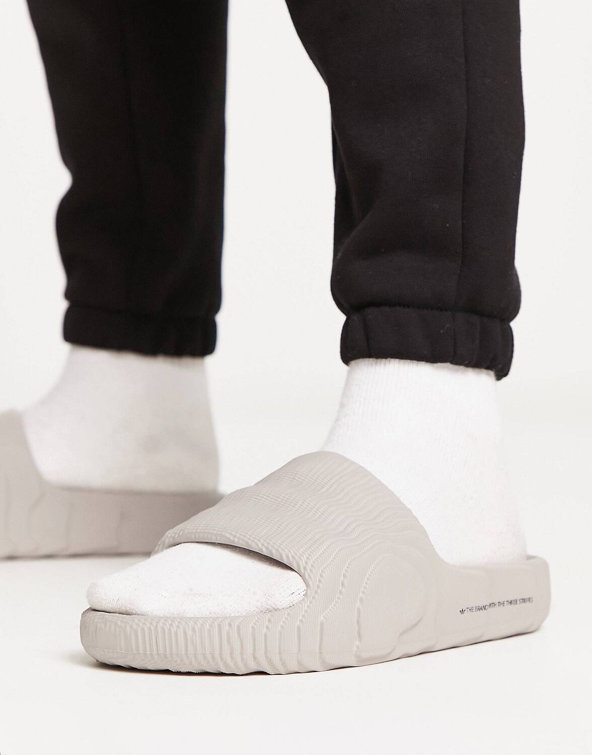

Нейтрально-коричневые шлепанцы adidas Originals Adilette 22