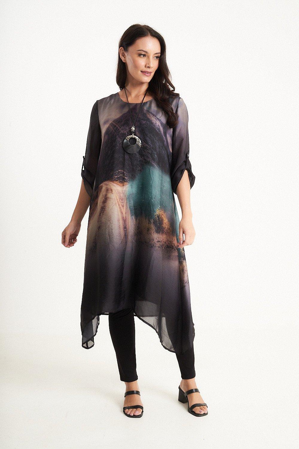 цена Абстрактное шелковое платье с колье Saloos, серый