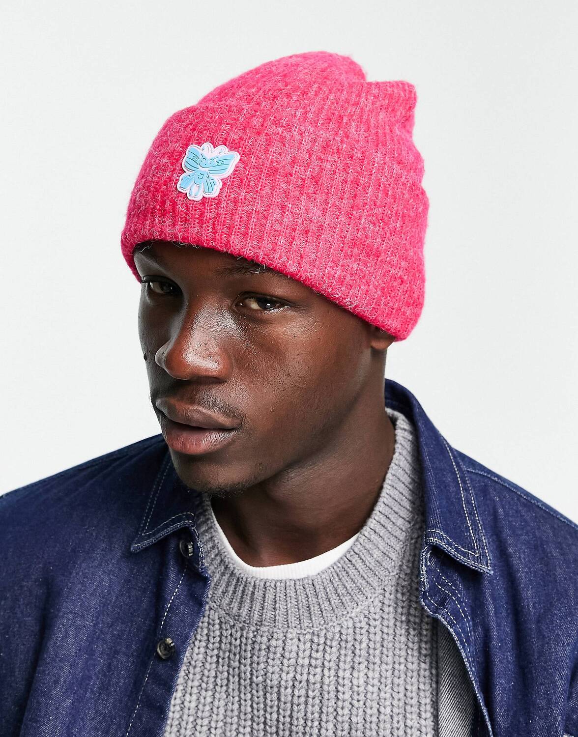 

Ярко-розовая пушистая шапка с резиновой нашивкой ASOS DESIGN Deep Turn Up