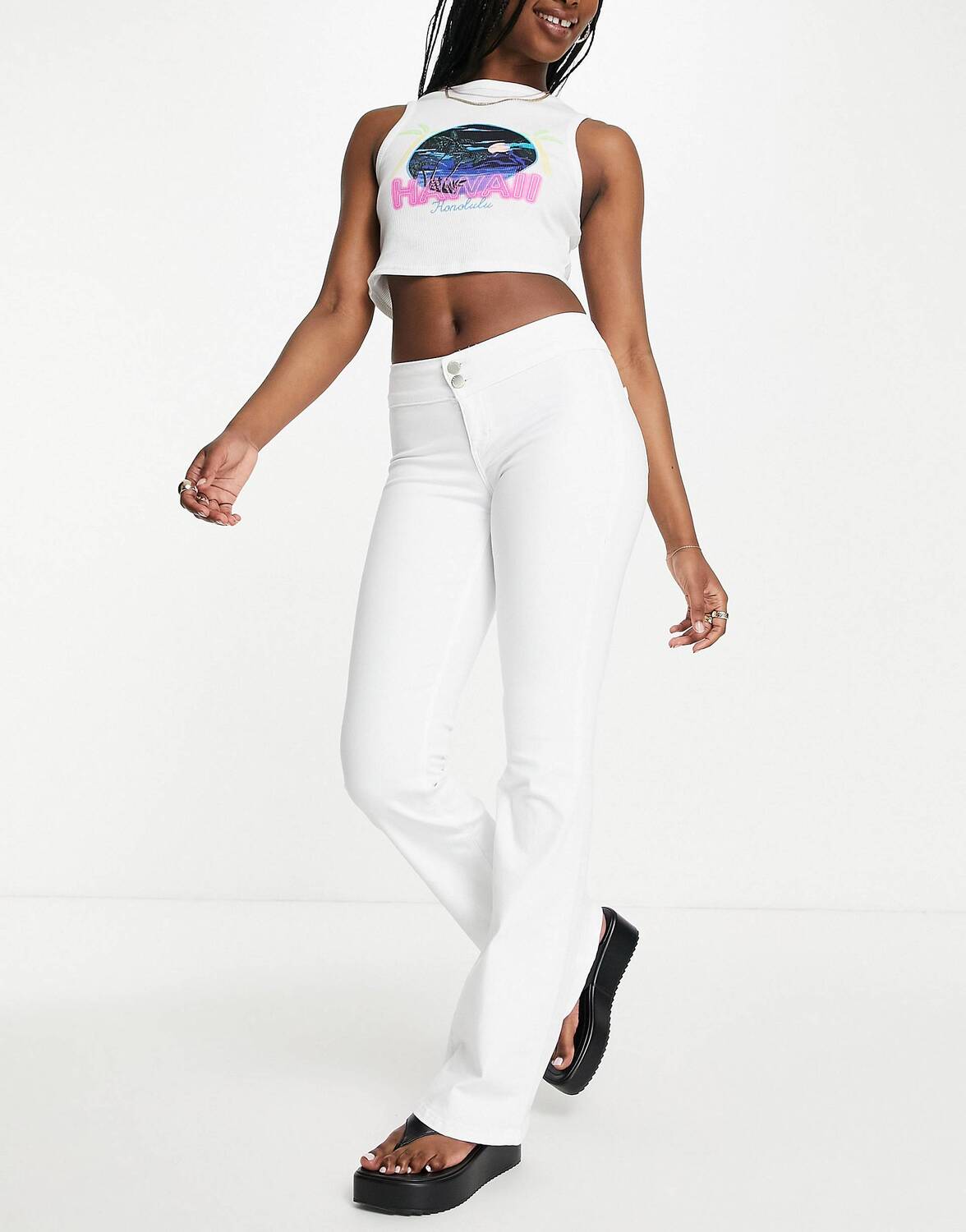 

Белые расклешенные джинсы с заниженной талией Topshop
