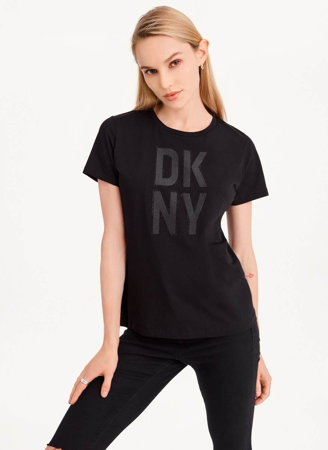 

Футболка со стразами и блестящим логотипом DKNY