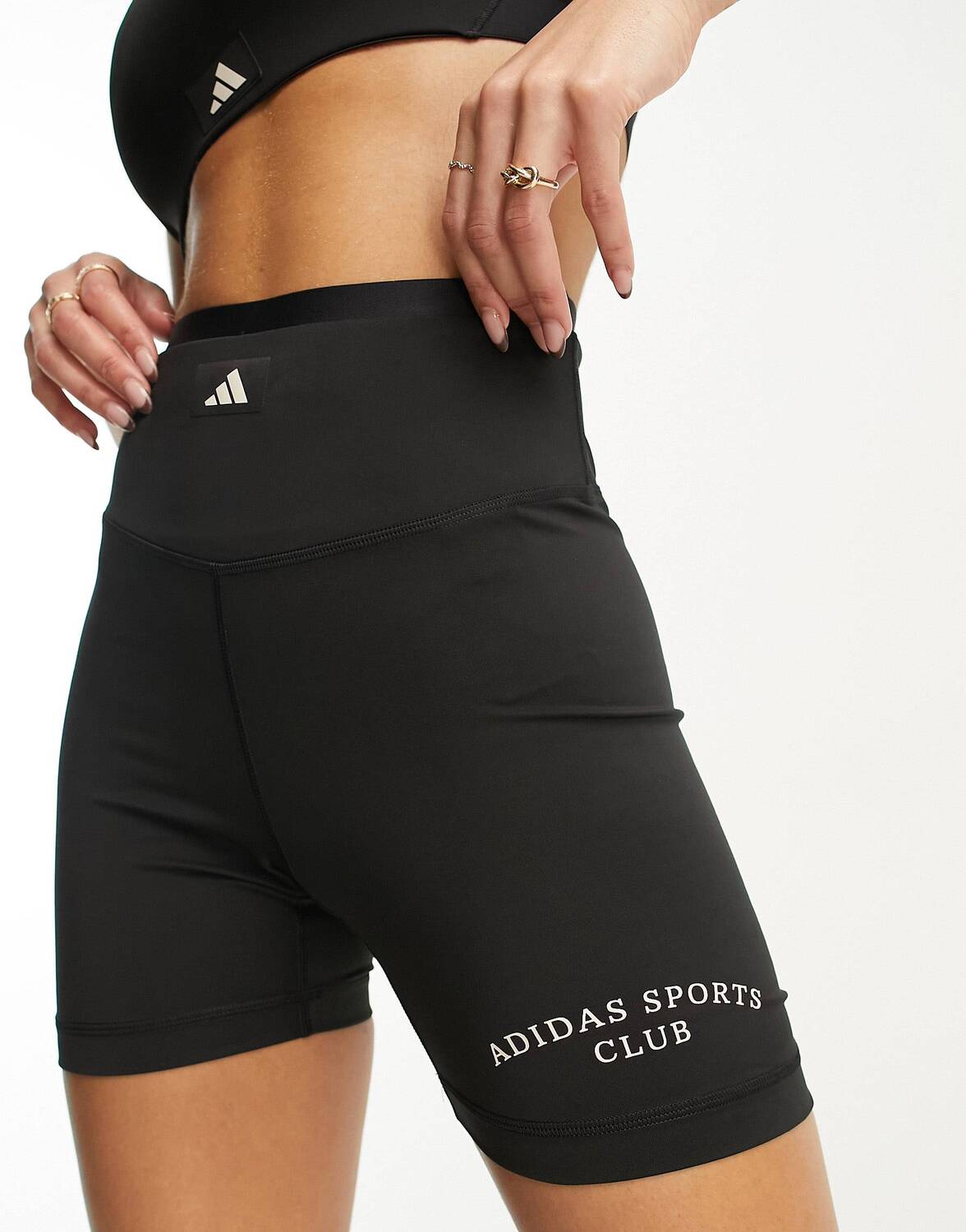 

Черные леггинсы с графичным принтом adidas Training Sports Club