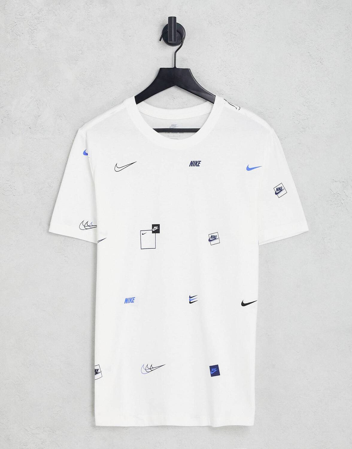

Белая футболка с логотипом Nike по всей поверхности