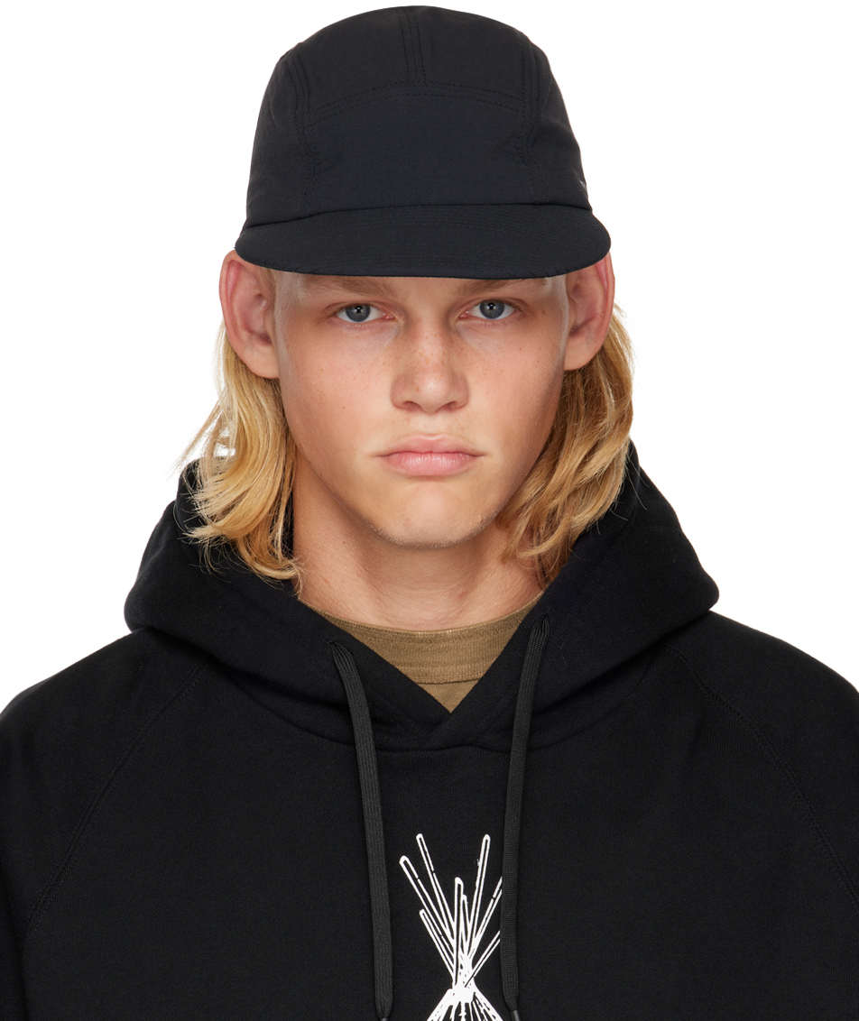 

Черная кепка из штормового флиса White Mountaineering︎