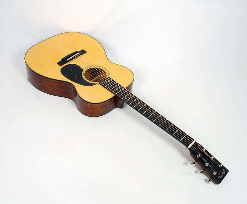 

Концерт Martin 00-18 из ели из красного дерева с футляром № 60600 @ LA Guitar Sales.