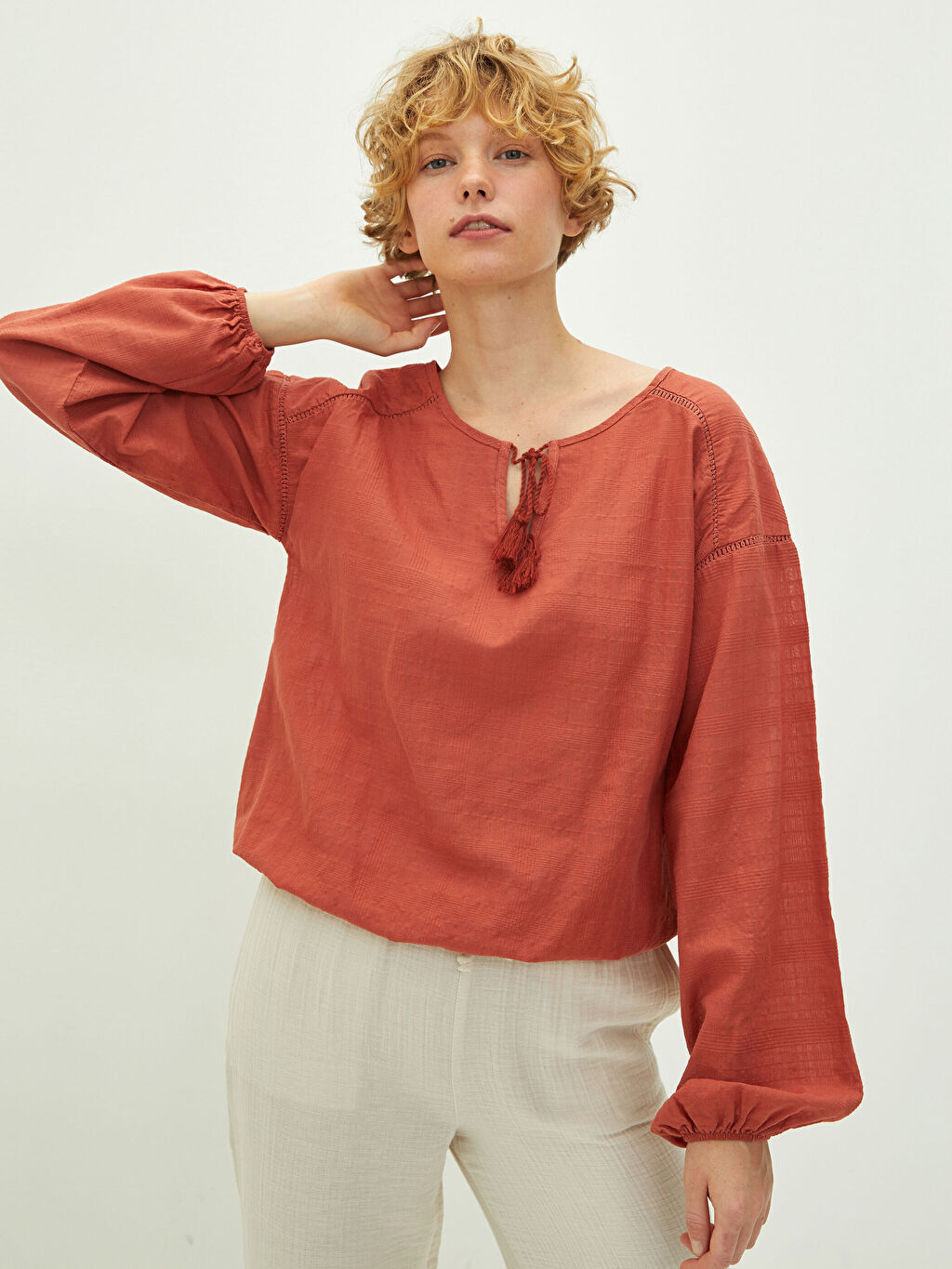 

Женская блузка с длинным рукавом и вышивкой с галстуком и воротником LCW Casual