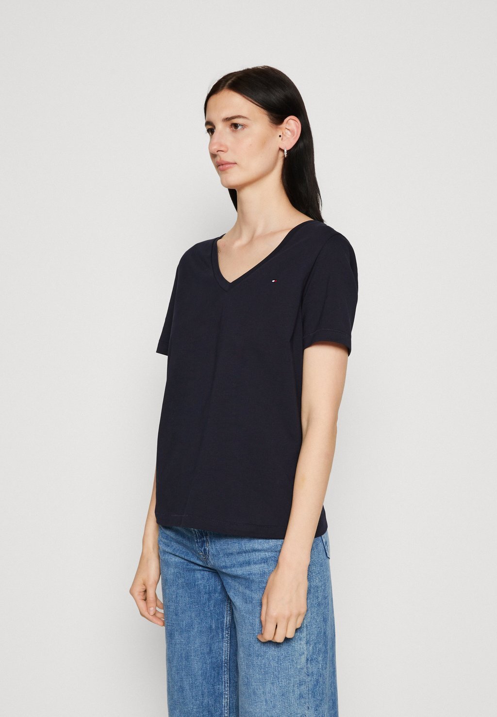 

Базовая футболка Tommy Hilfiger MODERN REGULAR V, цвет desert sky