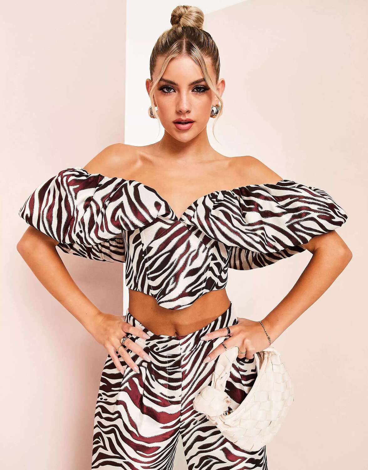 

Жаккардовый топ с открытыми плечами и пышными рукавами ASOS LUXE