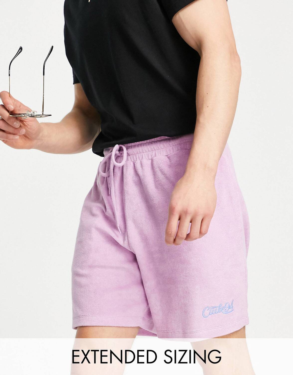 

Свободные фиолетовые шорты ASOS DESIGN из полотенец с вышивкой текста