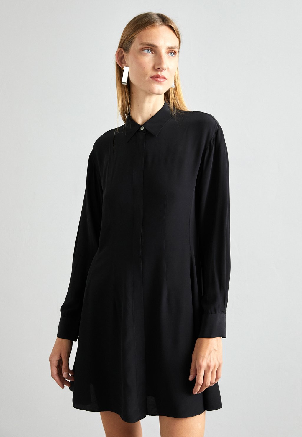 

Классическая рубашка Theory SCULPT FLARE AIRY, черный