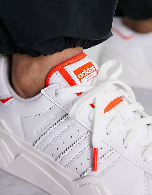 цена Бело-красные кроссовки adidas Originals Superstar Bonega 2B