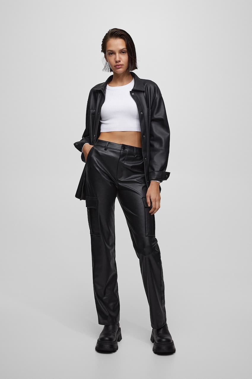 

Брюки карго из искусственной кожи Pull&Bear, черный