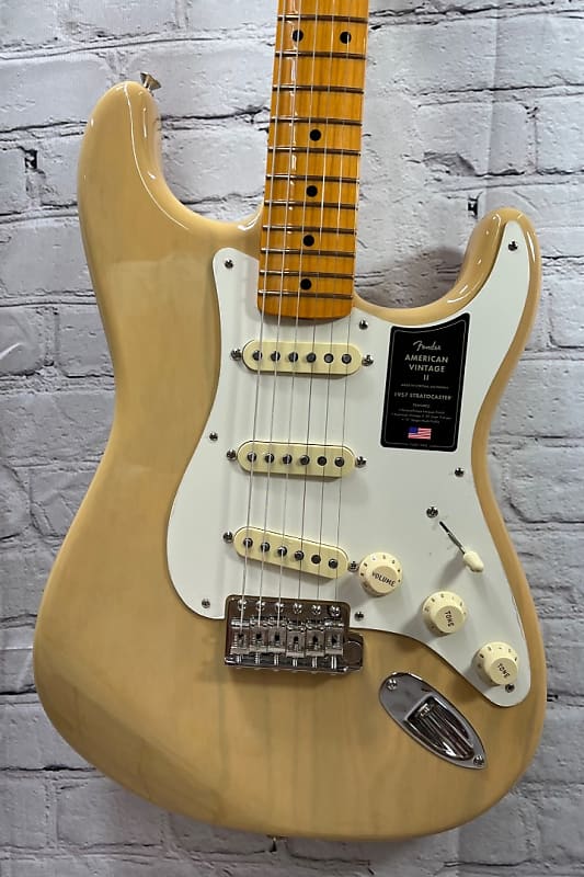 

Fender American Vintage II 1957 Vintage Blonde Stratocaster с футляром — 8,2 фунта AVII57STRATMNVBL