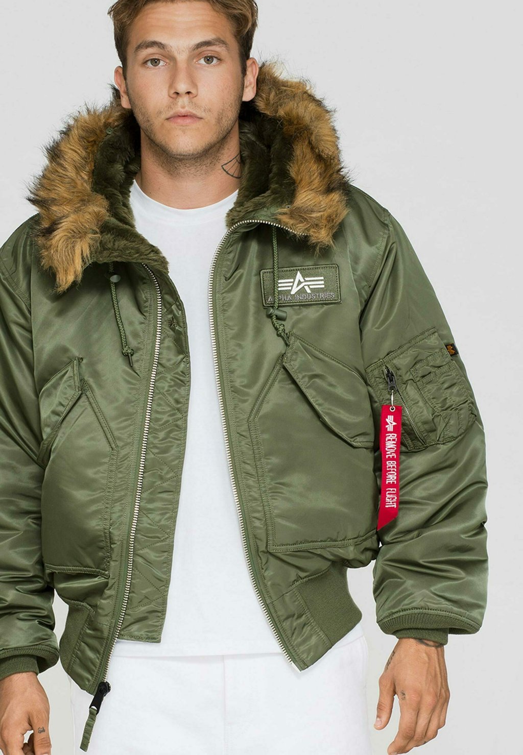 Зимние бомберы мужские москва. Бомбер Alpha industries CWU 45 Hooded. Зимний бомбер Alpha industries. Зимний бомбер CWU Alpha industries. Альфа Индастриал куртки.