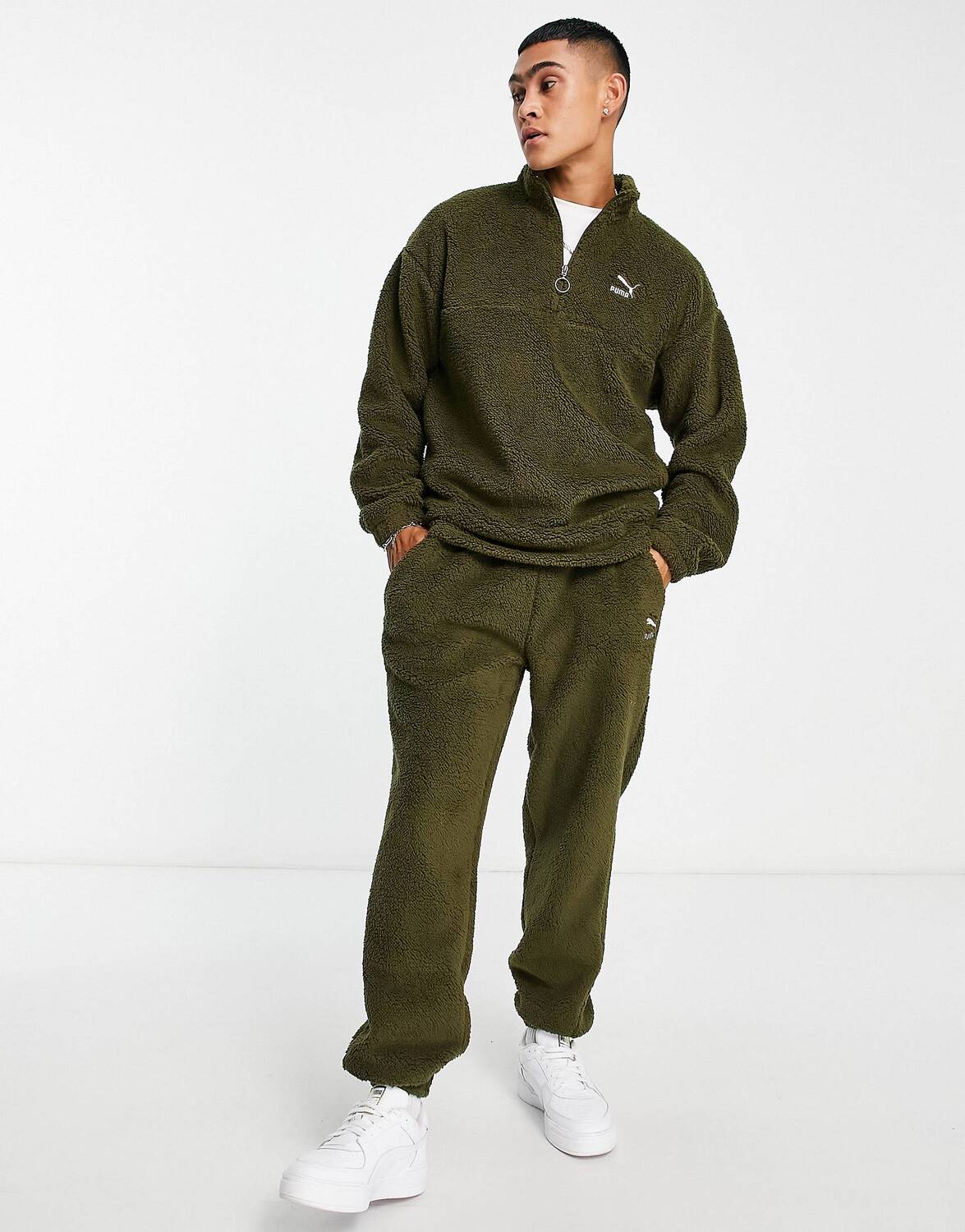 

Темно-оливковые джоггеры Puma classics borg — эксклюзивно для ASOS