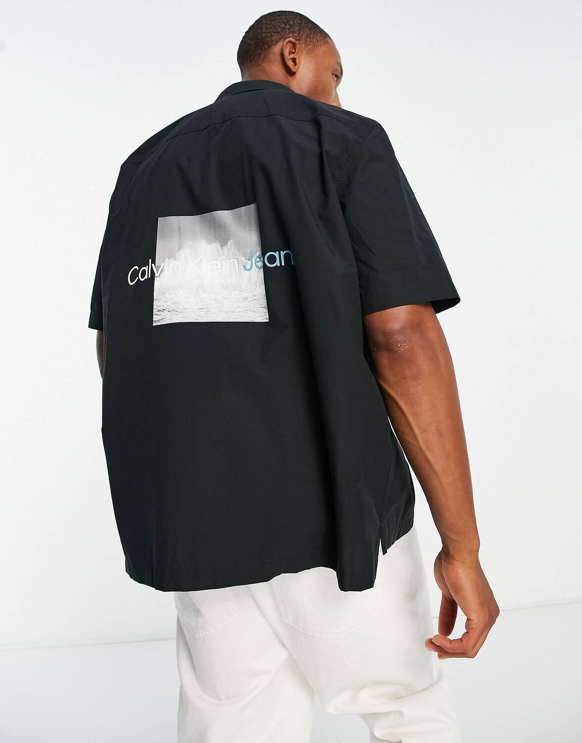 

Черная рубашка с короткими рукавами и фотопринтом сзади Calvin Klein Jeans