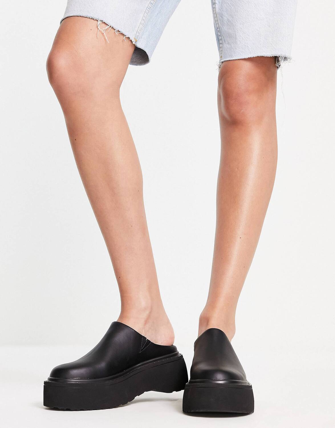 

Черные массивные мюли на плоской подошве ASOS DESIGN Milo