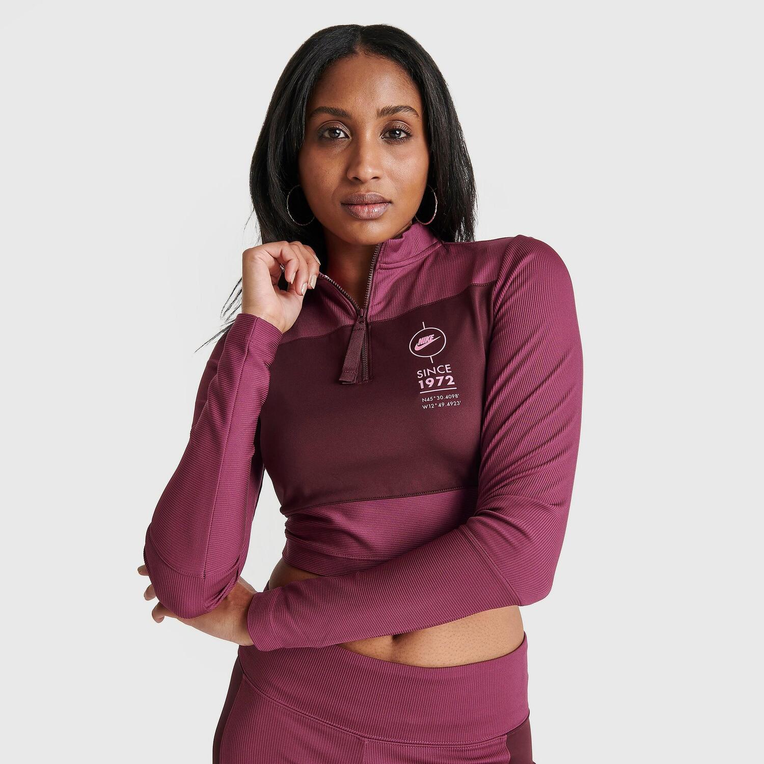 

Женская футболка Nike Sportswear в рубчик с длинными рукавами и молнией на четверть в спортивном стиле, фиолетовый