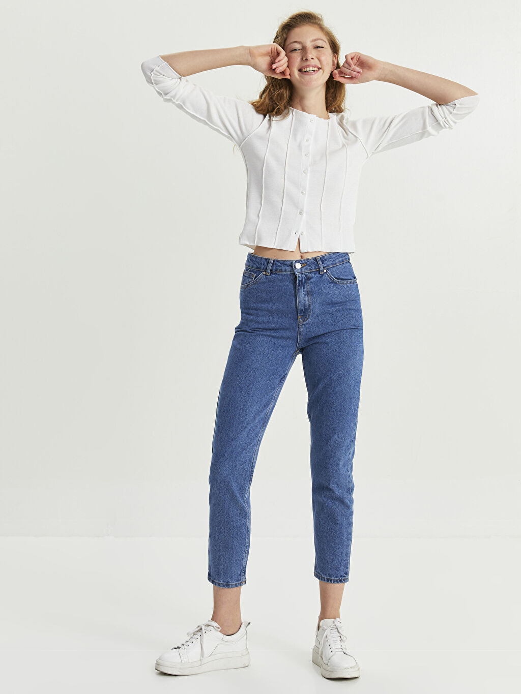 

Женские джинсы Mom Fit с карманами и деталями Xside
