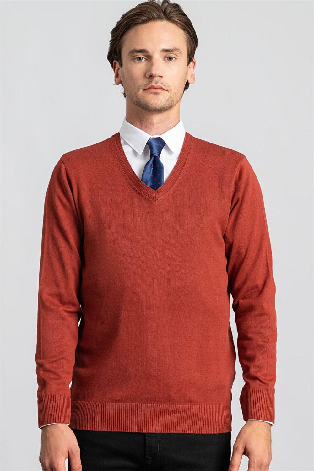 

Мужской хлопковый свитер Slim Fit с v-образным вырезом цвета корицы TUDORS